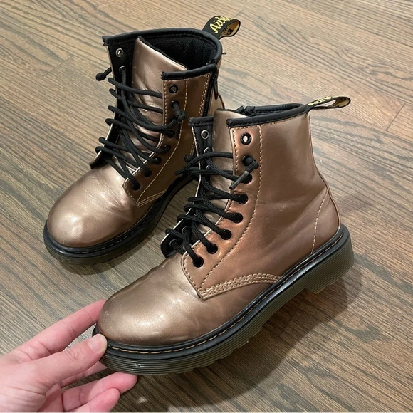 Dr.Martens Kids 1460 Boots vegan lace up boots ROSE GOLD CHROME PAINT METALLIC - Picture 2 of 16
